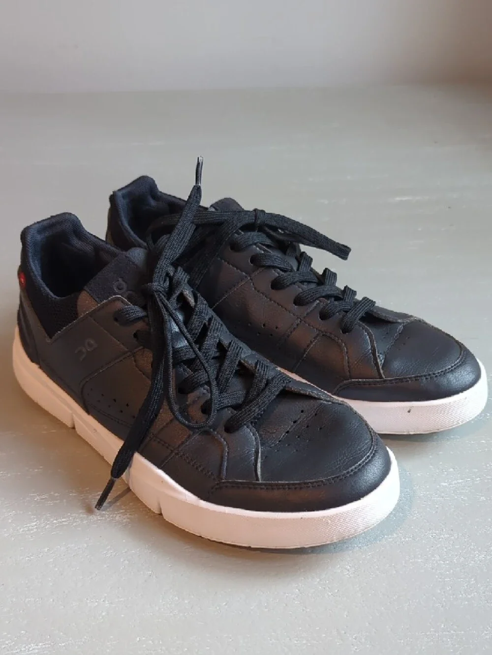 On Running The Roger Black Leather Sneakers size 9 Women's Tennis
